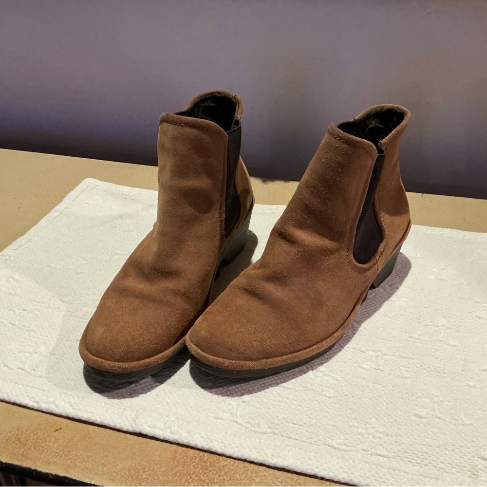 EUC Fly London Suede Chelsea Boots Size 38